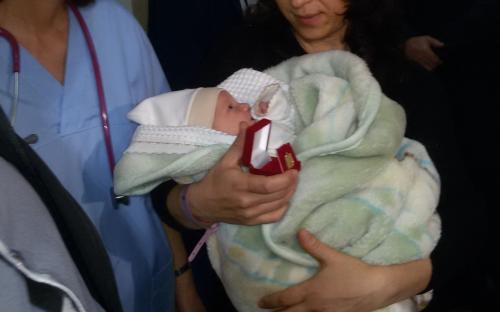 На тържествена церемония, изписаха първото бебе на 2015 в "МБАЛ - Благоевград" АД