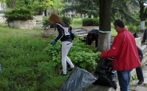 Директорът на “МБАЛ – Благоевград” и служители изчистиха двора на болницата, присъединявайки се  към кампанията „Да изчистим България за един ден” 